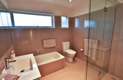 Glen Waverley Maison | Close to shopping centres, restaurant, freeway to city, and public transport