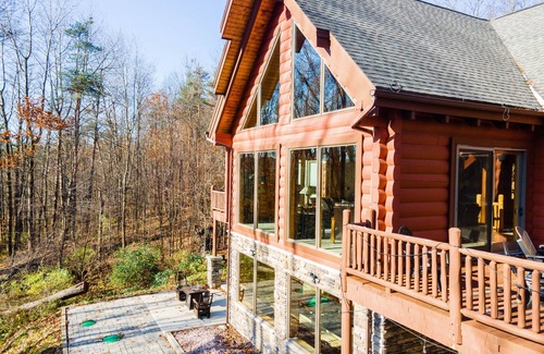 Ellicottville Maison | Across from Holimont Ski Resort & 1.5 miles from downtown shopping district.