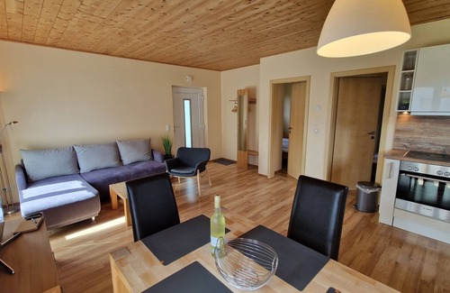 Altefaehr Maison | Près de la maison de vacances à la plage dans un endroit calme avec une terrasse en bois spacieuse