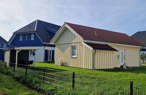 Altefaehr Maison | Près de la maison de vacances à la plage dans un endroit calme avec une terrasse en bois spacieuse