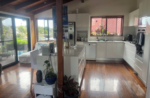 Belmont Maison | Close to the City and Bay, Gateway Motorway to Gold Coast and Sunshine Coast.