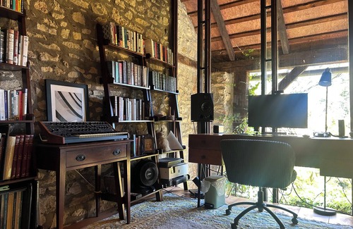 Finesville Maison | Close to the City, Far from Reality