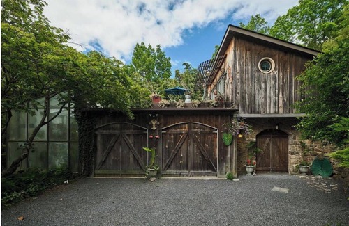 Finesville Maison | Close to the City, Far from Reality
