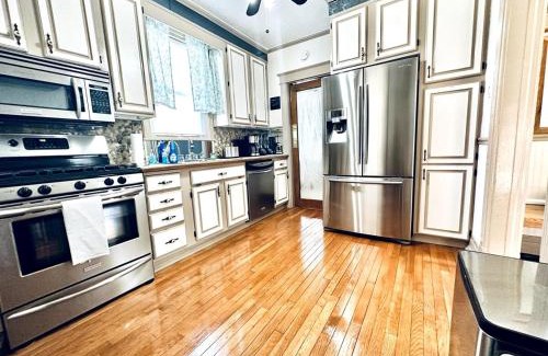 Niagara Falls Maison | Close to the Falls Hot Tub Easy Checkout Parking