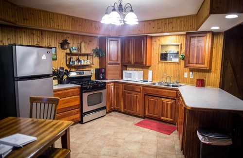 Decorah Cabine | Près des sentiers, des ruisseaux, de la rivière et du centre-ville de Decorah.