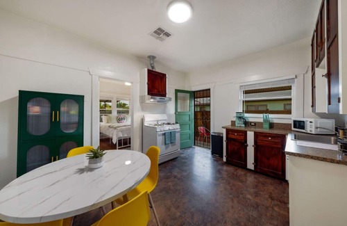 Feldman's Maison | Close to UofA / Stylish & Cozy / 1 BR 1 BA / Porch