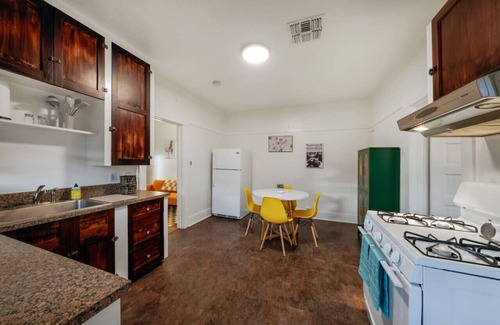 Feldman's Maison | Close to UofA / Stylish & Cozy / 1 BR 1 BA / Porch