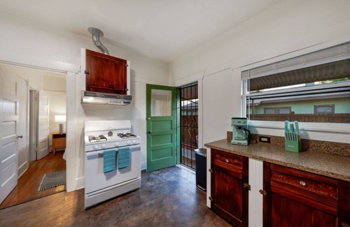 Feldman's Maison | Close to UofA / Stylish & Cozy / 1 BR 1 BA / Porch
