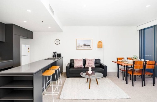 Toowong Appartement | Close to UQ + Carpark, Modern 1BR Apt w/Views