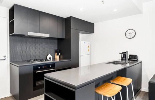 Toowong Appartement | Close to UQ + Carpark, Modern 1BR Apt w/Views