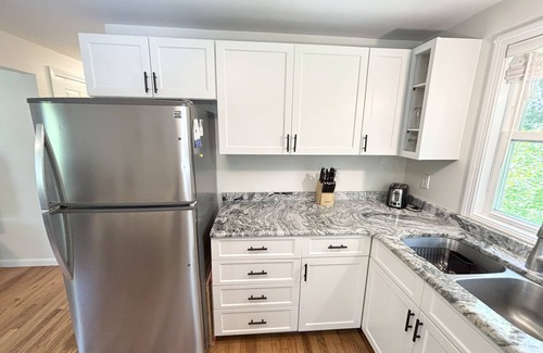 Wakefield-Peacedale Maison | Charming 5-bedroom house near quaint downtown Wakefield with AC, Wifi.
