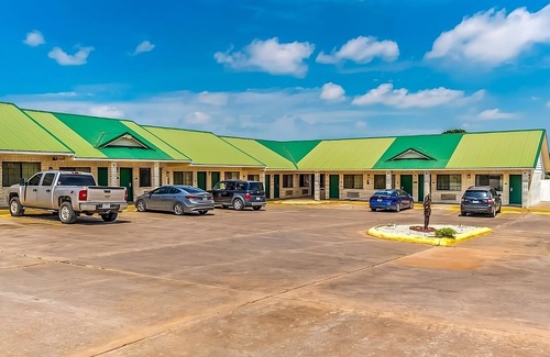 Sweet Home Maison | Close to Yoakum Bulldog Stadium! FREE Parking and Breakfast, Onsite Pool!