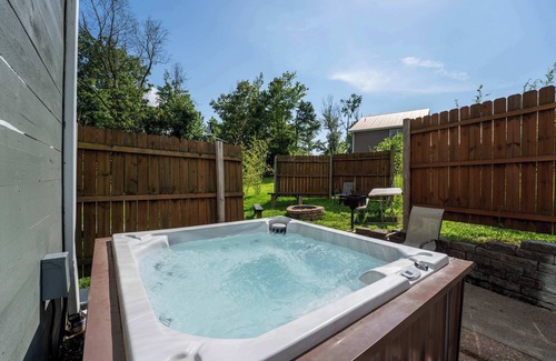 Bryant Cabine | PISCINE INTÉRIEURE! VUE LUXUEUSE! BAIGNOIRE, CHEMINÉE, PUITS DE FEU! Chatt. TN 21 miles