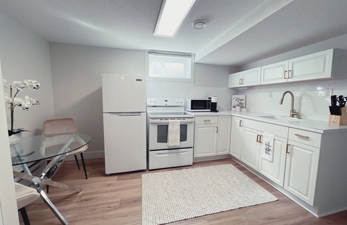Red Deer Appartement | Cloud Nine Studio; Your Heavenly Retreat