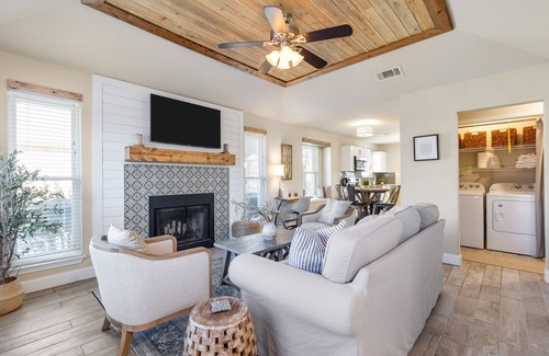 Euless Maison | Clover Cottage- Charming Mediterranean Cottage in the heart of DFW