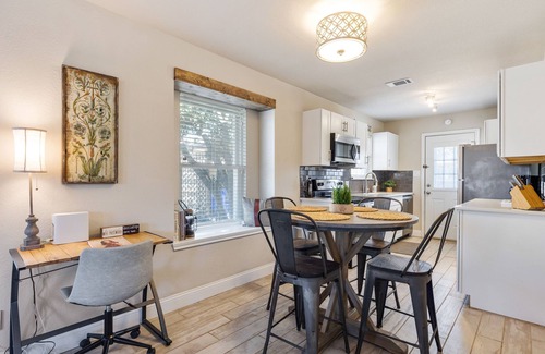 Euless Maison | Clover Cottage- Charming Mediterranean Cottage in the heart of DFW