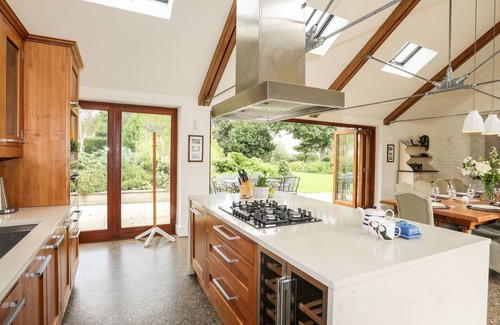Newborough Maison | CLYNNOG HOUSE, pet friendly, with a garden in Newborough