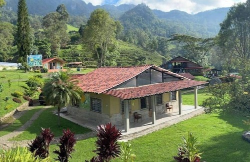 San Antonio del Tequendama Cabine | Modern cabin in the middle of nature