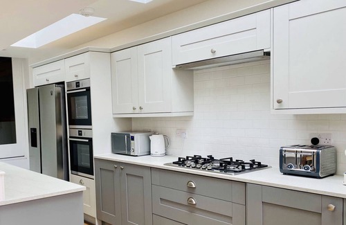Cromer Maison | Coast House Cromer - Sleeps 15, hot tub, sea views