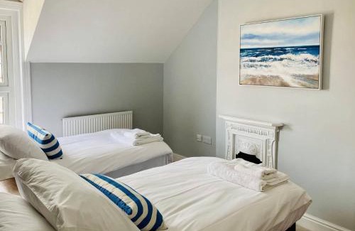 Cromer Maison | Coast House Cromer - Sleeps 15, hot tub, sea views