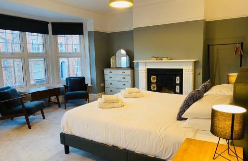Cromer Maison | Coast House Cromer - Sleeps 15, hot tub, sea views