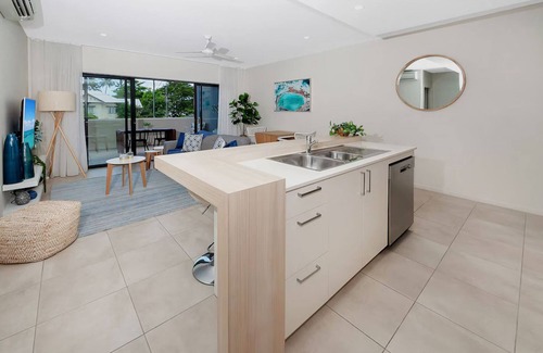 Cairns North Appartement | Coastal 2-Bed with Parking & Pool by the Ocean