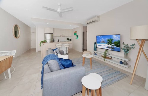 Cairns North Appartement | Coastal 2-Bed with Parking & Pool by the Ocean