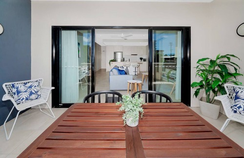 Cairns North Appartement | Coastal 2-Bed with Parking & Pool by the Ocean