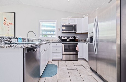 Ozona Copropriété | Coastal 2BR Retreat Near Golf, Breweries & Beaches – Walk to Dining & Enjoy Local Adventures!