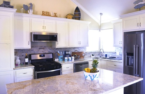 Dickinson Maison | Coastal Artist Retreat - Family and Pet Friendly, Fenced Backyard-2/2
