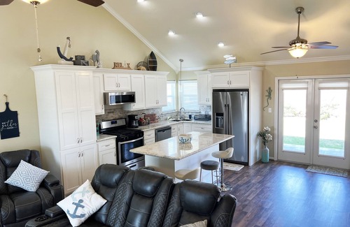 Dickinson Maison | Coastal Artist Retreat - Family and Pet Friendly, Fenced Backyard-2/2