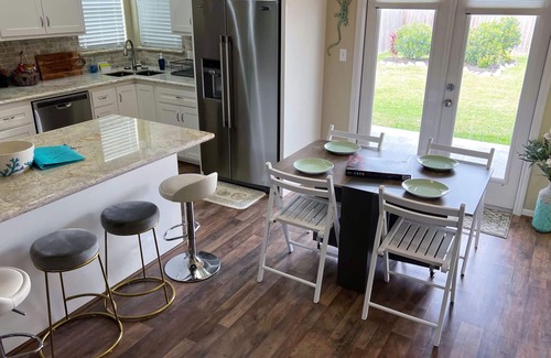 Dickinson Maison | Coastal Artist Retreat - Family and Pet Friendly, Fenced Backyard-2/2