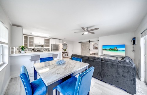 Coral Ridge Appartement | Coastal Beach Unit! Walk To Beach & Shops!
