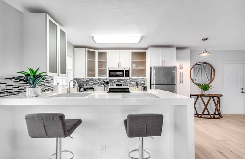 Coral Ridge Appartement | Coastal Beach Unit! Walk To Beach & Shops!