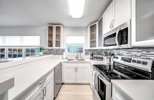 Coral Ridge Appartement | Coastal Beach Unit! Walk To Beach & Shops!