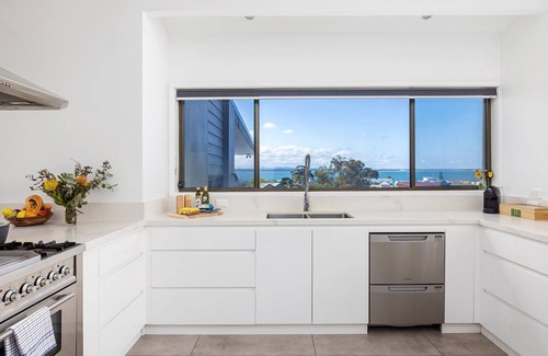 Corlette Maison | Coastal Breezes – water views, swimming pool, walk to beach