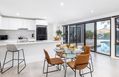 Corlette Maison | Coastal Breezes – water views, swimming pool, walk to beach