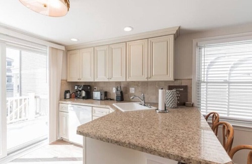 North End Appartement | Coastal Centrally Located - 2 bd /1 bath 2nd Floor Unit