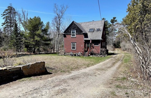 Orrs Island Cottage | Coastal Charm Awaits at This Orr’s Island Retreat !