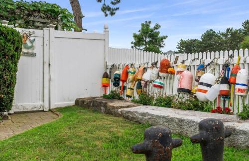 Swampscott Maison | Coastal Charm Lobster Chato
