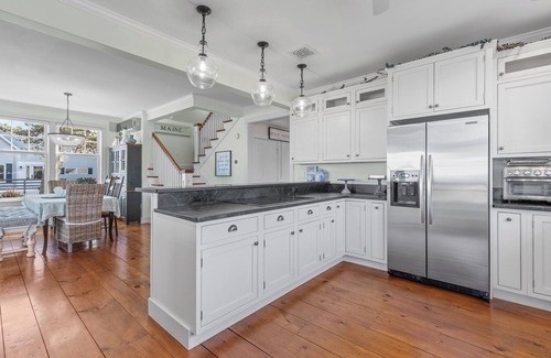 Southern Coast Maison | Coastal Charm with Stunning Views – Steps from the Shoreline!