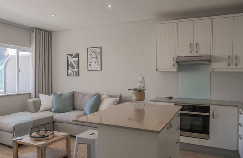 Fresnaye Appartement | Coastal City Vibes: Stylish 2-Bedroom