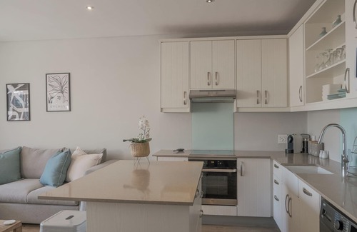 Fresnaye Appartement | Coastal City Vibes: Stylish 2-Bedroom