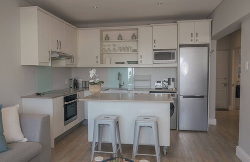 Fresnaye Appartement | Coastal City Vibes: Stylish 2-Bedroom