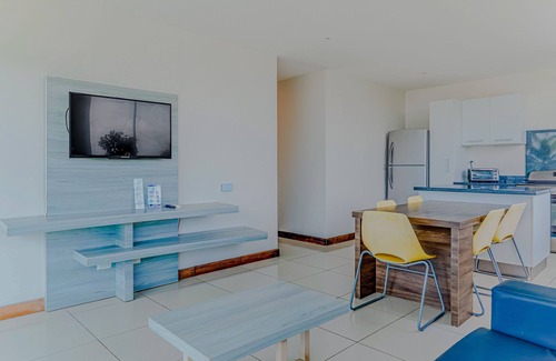 Puntarenas Copropriété | Coastal condo with sea views, balcony & resort amenities