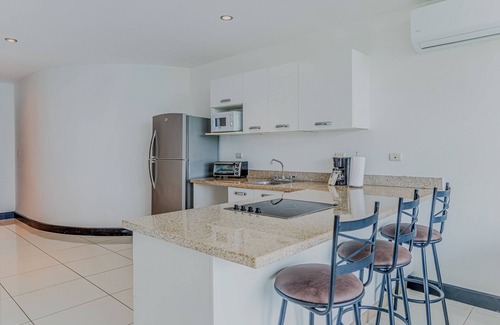 Puntarenas Copropriété | Coastal condo with stunning sea views, rain shower & private balcony escape