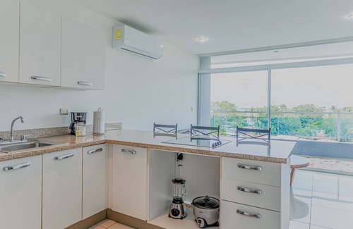 Puntarenas Copropriété | Coastal condo with stunning sea views, rain shower & private balcony escape