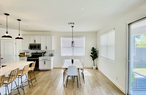 Pecan Creek South Maison | Coastal contemporary modern home 5mins from Schnepf farms