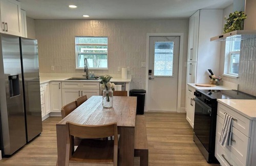 St. Petersburg - Clearwater Maison | Coastal Cottage Near Beach and Downtown St Pete