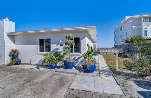Ocean Cay Maison | Coastal Cottage 214 - Large Ocean View Deck - Gas Grill